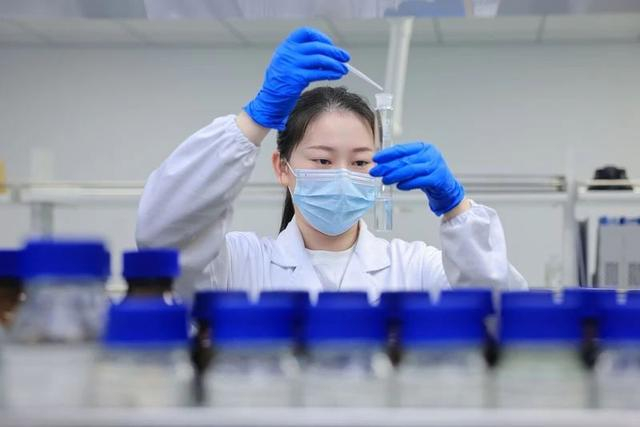 太和保兴医药健康产业园内，工作人员正在做检测。人民网记者 王晓飞摄