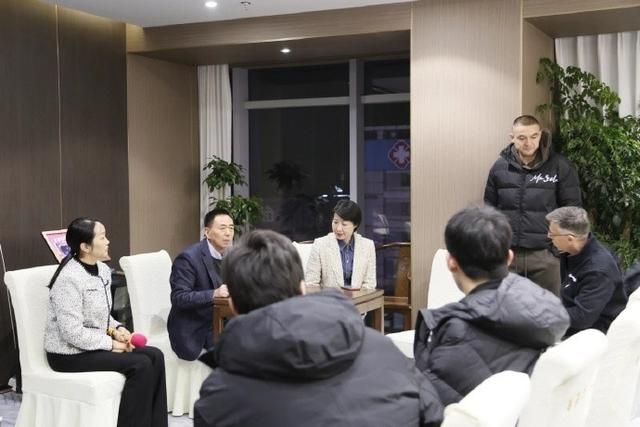 同曦集团董事长宴请全队 进行阶段总结并送上保温杯|南京同曦|陈广川