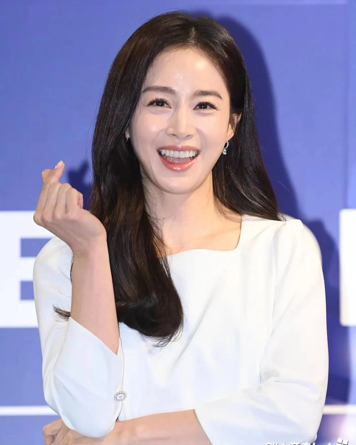 40 的金泰熙,50 的李英爱,她们各自的人生解题思路可比冻龄脸有趣多了