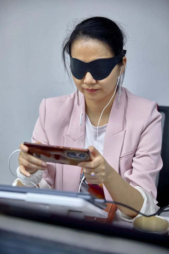 健视员工在测试游戏可行性时，需要模拟视障人群的游戏体验。图片／王晓东