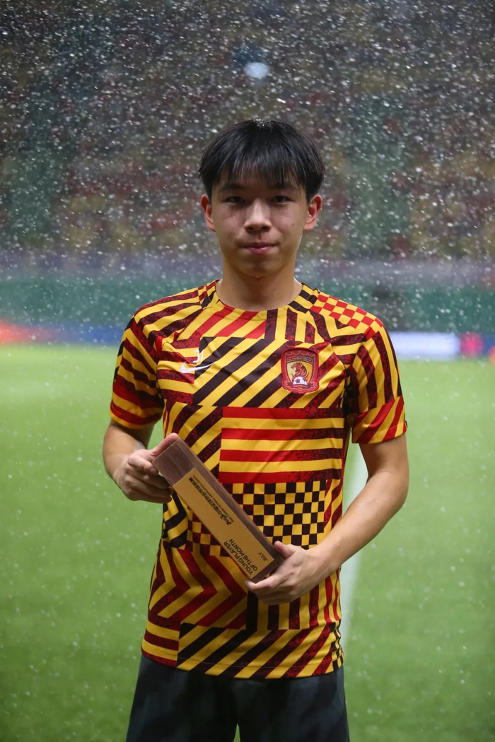 专访| 广州队小将王世杰:19岁能踢两年职业,是有点梦幻|王世杰|恒大