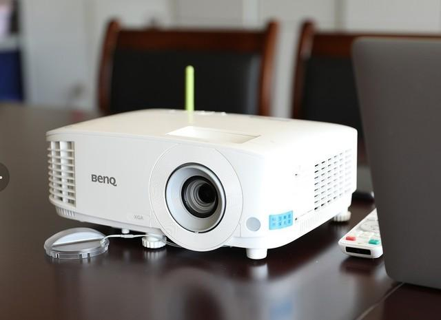 多角度详谈 会议室投影仪,电视机哪个更实用?