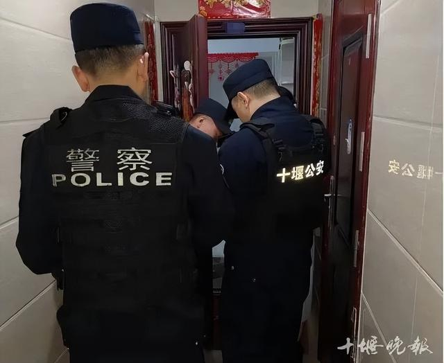 民警挨家挨户对涉事楼栋的住户进行血样采集