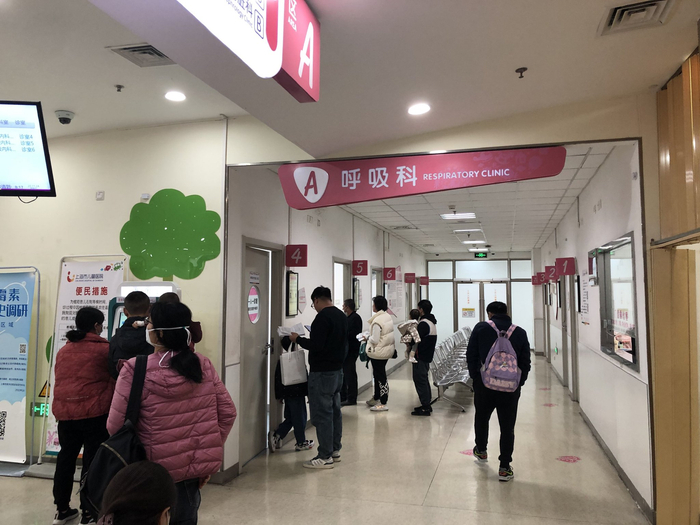  随着天气转凉，呼吸道病毒感染的患儿数量也开始持续出现，尤其是流感、鼻病毒和呼吸道合胞病毒感染的病例再次增多了起来。 本文图片 上海市儿童医院供图