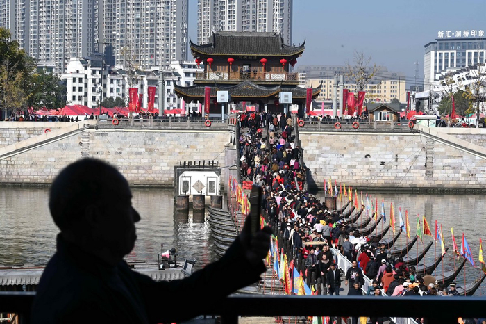 佛堂古镇浮桥是人气最旺的网红打卡地据了解,佛堂古镇"十月十"民俗
