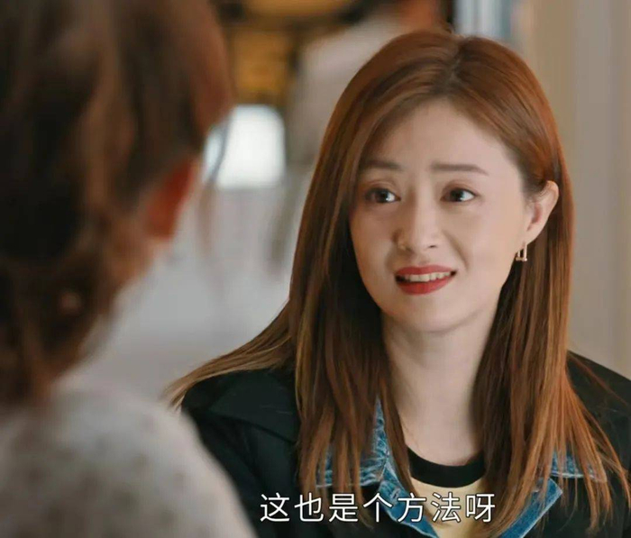 这部戏原名叫《学区房》,女主是"小燕子",她出事后便更换成了蒋欣