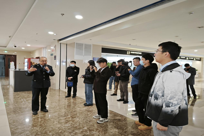 媒体记者、网络大V们参观阜阳市市民中心政务服务大厅。 澎湃新闻记者 罗振宇 图