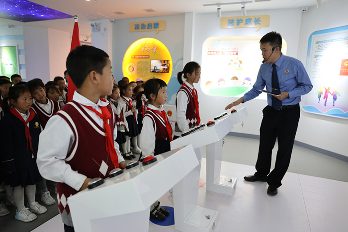 　　威宁县检察院“守未联盟”工作室检察官到学校开展法治副校长履职活动。　徐冉/摄 