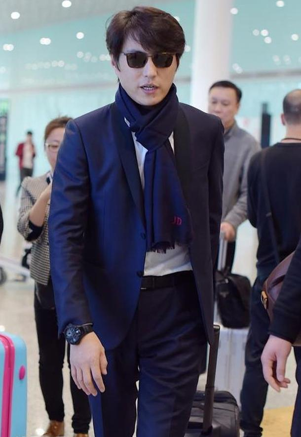 靳东是我见过最反油腻的男人:头不戴帽,脖系围巾,保暖又有格调|靳东