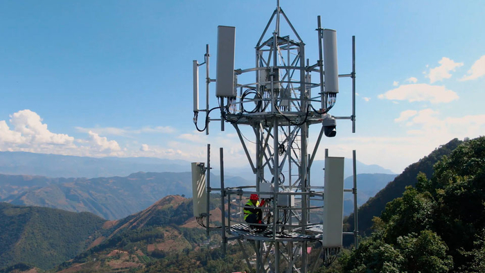 工作人员在安装5g基站上的天线华为云南运营商业务部部长雷磊介绍