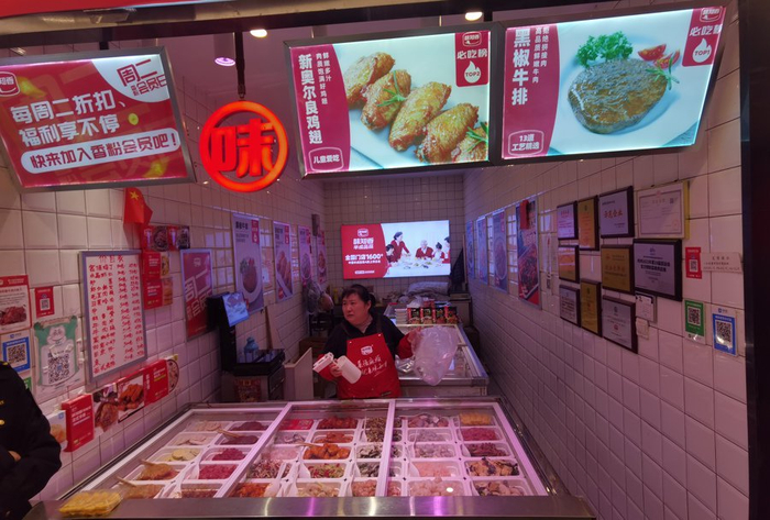 半成品菜店的负责人也在纠结要不要换灯：“我这个算不算农产品？我的灯都是加盟连锁时品牌方指定的。”