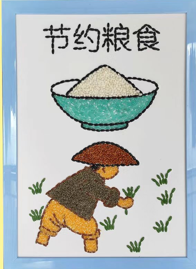 这种手工作品要求利用谷物,豆子等粮食天然的形状,色彩,纹路,塑造成不
