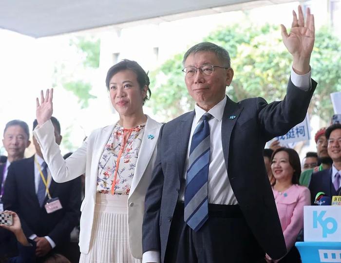 柯文哲（右）搭档吴欣盈（左）登记参选2024台湾地区领导人。图源：视觉中国