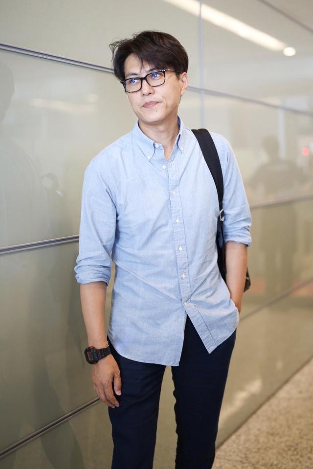 头不戴帽,脖系围巾,保暖又有格调|靳东|穿搭|发型_新浪新闻