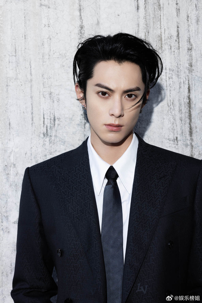 王鹤棣背头扯领带好拽,浓颜老公好帅啊啊啊啊啊啊啊!|王鹤棣_新浪新闻
