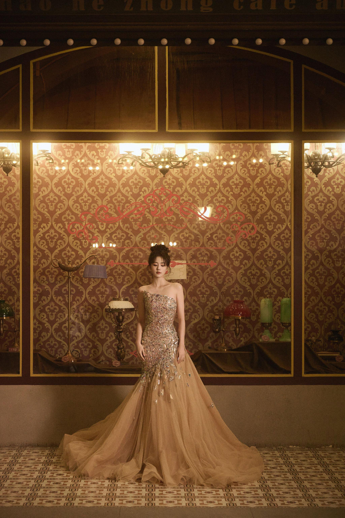 金色斜肩礼服好漂亮!|白鹿|爱奇艺_新浪新闻
