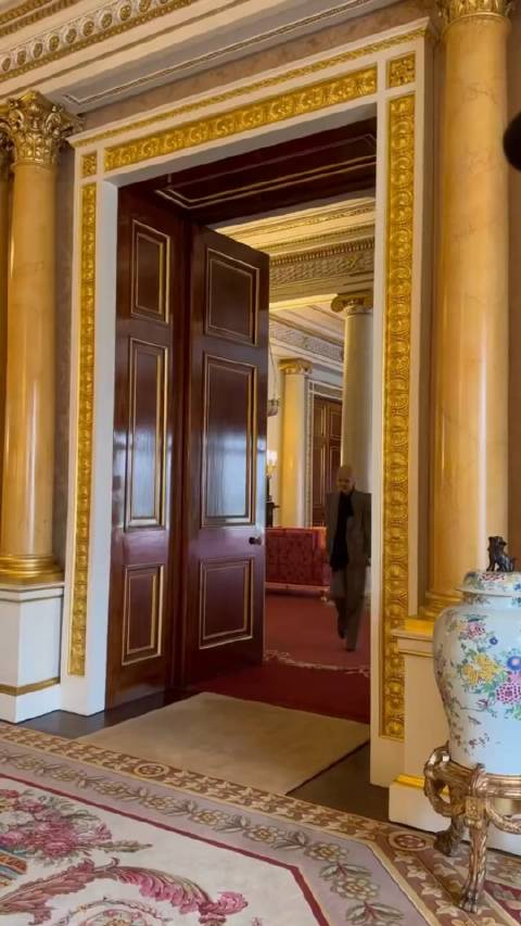 英国国王亲自给blackpink全员授勋