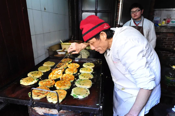 图3:阿大葱油饼(30年 小店).救阿大葱油饼的人走了.