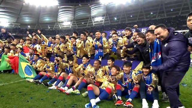 我们是冠军申花捧杯时刻吴曦捧起足协杯冠军奖杯