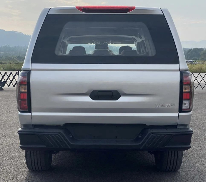 23t8at轴距超3米2大5座美式前脸皮卡加盖