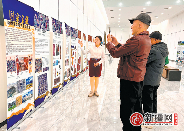 11月24日，市民在市博物馆参观《国家宝藏——新疆重大考古发现集萃》图片展。 （全媒体记者王畅彤摄）