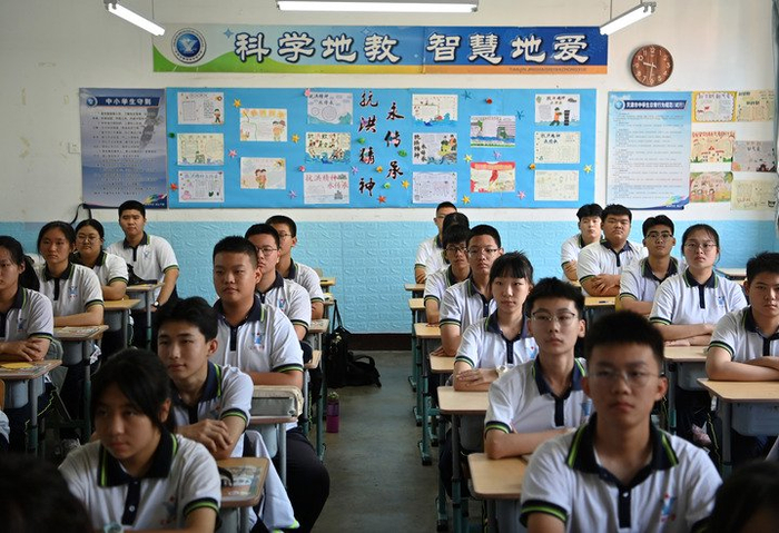 2023年9月1日,天津市静海区实验中学学生迎来开学第一课.