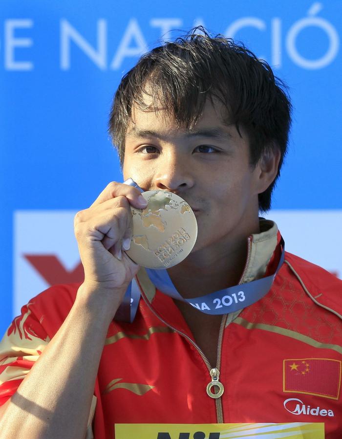 何冲多次斩获跳水世界冠军，并在2008年北京奥运会拿下三米板金牌。