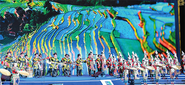 演员在 2023 年生态文明贵阳国际论坛闭幕式上演唱侗族大歌（2023年7月9日摄）杨文斌摄/本刊