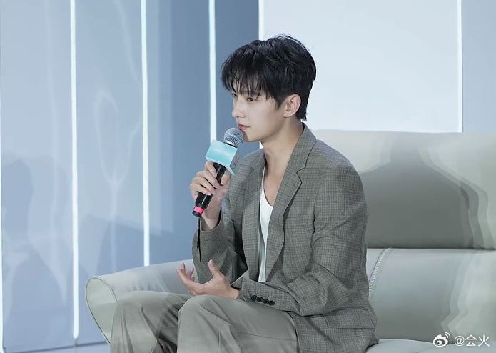 杨洋今天线下活动路透 工作室出图 拍立得能不能送我|杨洋|路透_新浪