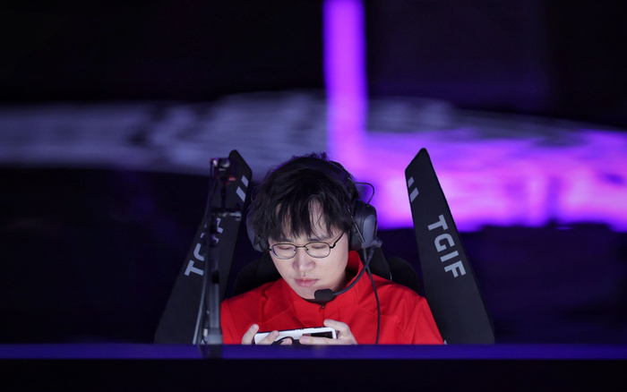 杭州亚运会，孙麟威帮助中国队摘下电竞项目首金。  新京报记者 薛珺 摄