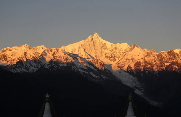 云南香格里拉“日照金山”。图/新华社