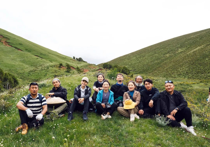 《一路前行》团队。（图/微博@东方卫视一路前行）