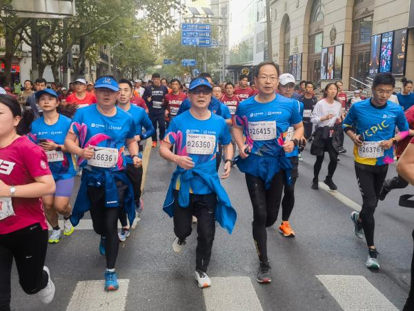 太保跑团参加上海马拉松。