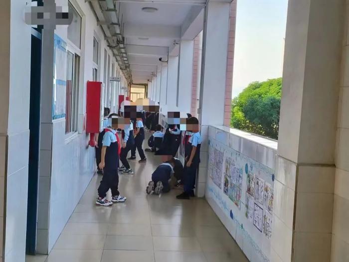 ▲厦门一小学，学生课间在走廊上活动。受访者供图