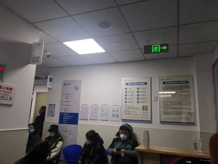 图片说明：上海某三甲医院发热门诊。/赵静摄