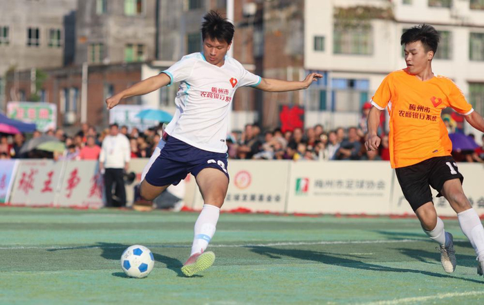 近万名观众观赛球王争霸赛梅州五华安流站四强出炉