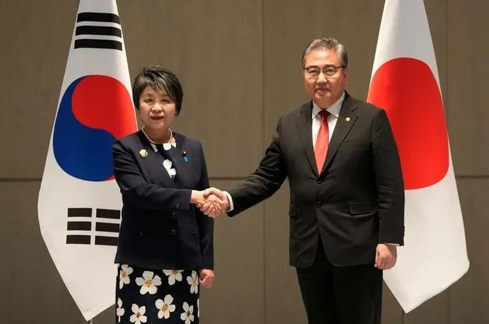 11月26日,韩海吩咐部主座朴振(右)在釜山与日本外务大臣上川阳子举行双边会谈。图源:外媒