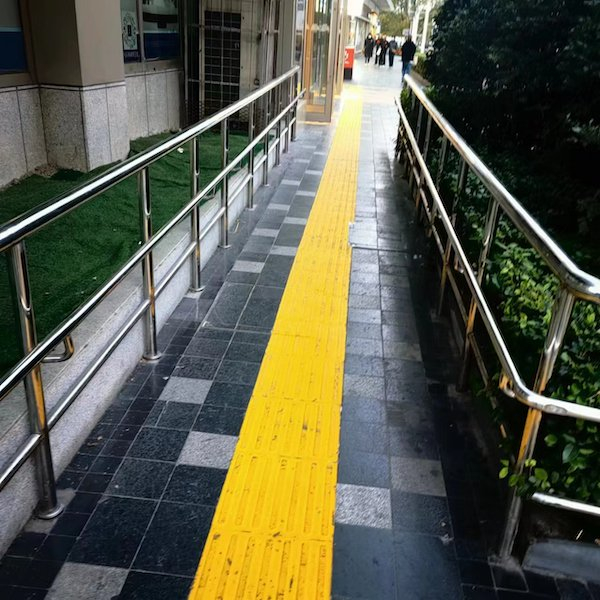 新闻追踪|补上盲道 特殊人群放心出行|地铁_新浪新闻