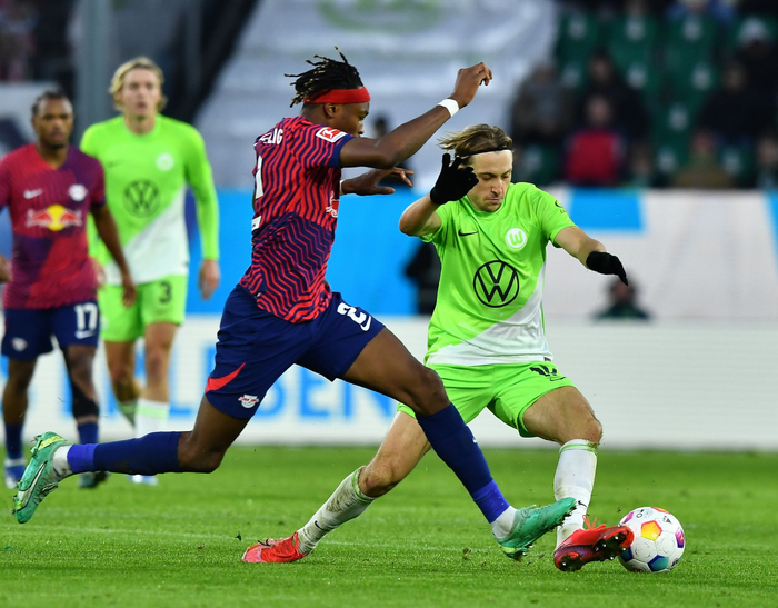 新华社记者 任鹏飞 摄11月25日,沃尔夫斯堡队球员