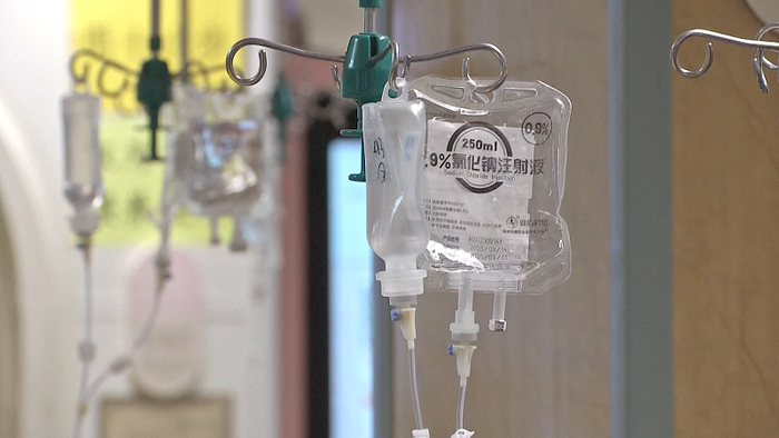 高烧患儿挤爆医院,儿科医生严重告急|焦点分析