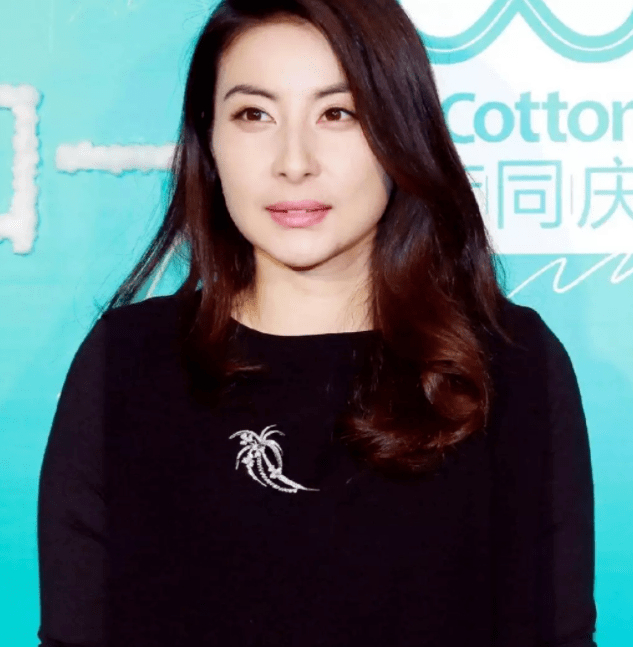 耳高于眉,鼻头圆润,从梁洛施郭晶晶看豪门喜欢的"富贵相"|郭晶晶