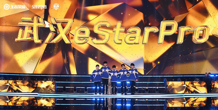 2021年KPL秋季赛，武汉eStarPro夺冠，孙麟威（右一）和队友享受胜利时刻。  王者荣耀赛事供图