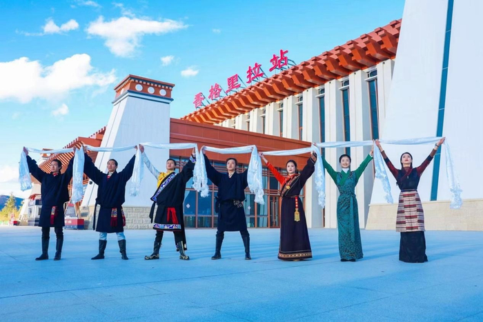 藏族群众在香格里拉站前载歌载舞。姚巍 摄