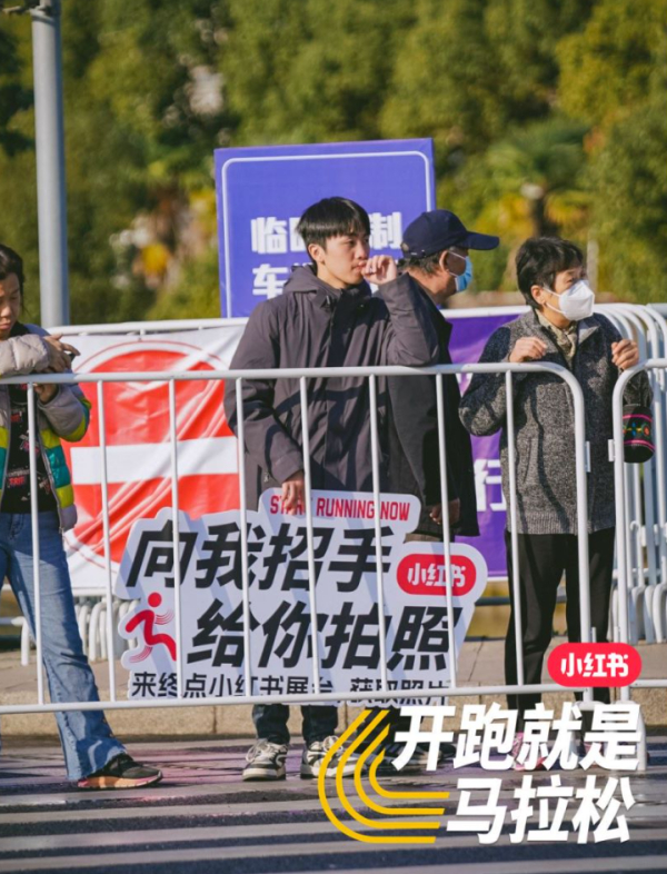 超过30位专业摄影师为跑者拍照。