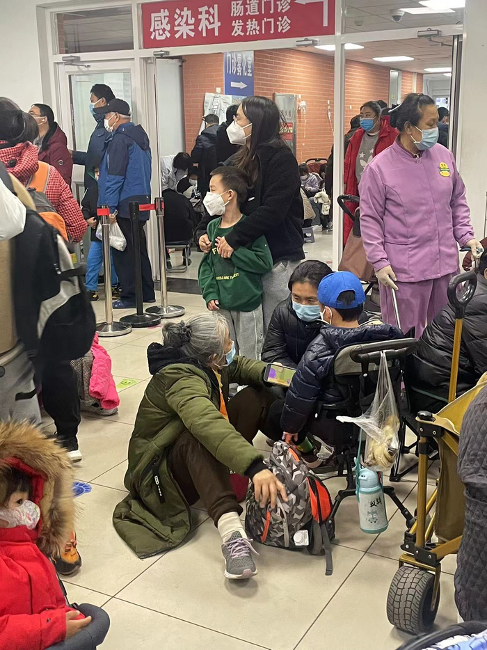 急诊候诊区候诊家长席地而坐。澎湃新闻记者 张依琳 摄