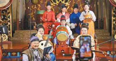 图为东仓鼓乐社的乐师们正在进行直播。