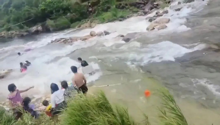 有人被山洪冲走。图/网传视频截图