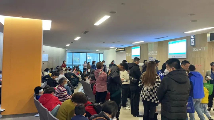 图片说明：上海某三甲医院儿科诊区。/汪航摄