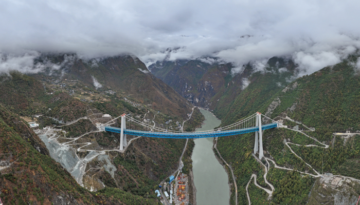 连接玉龙雪山隧道和哈巴雪山隧道的金沙江特大桥。陈飞 摄