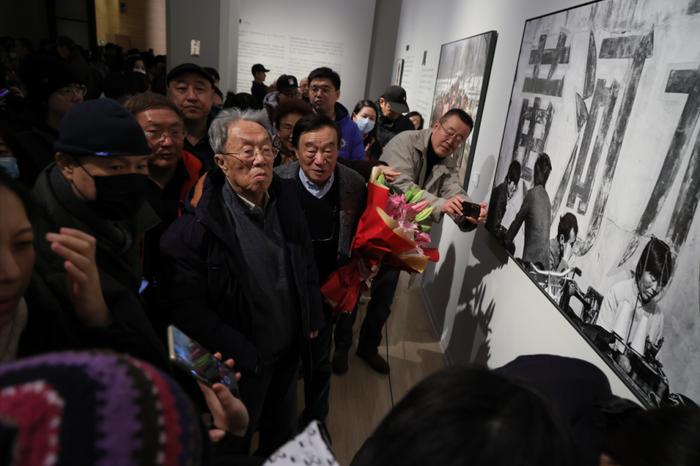 朱憲民攝影60年回顧展開展作品再現時代變遷中的普通人